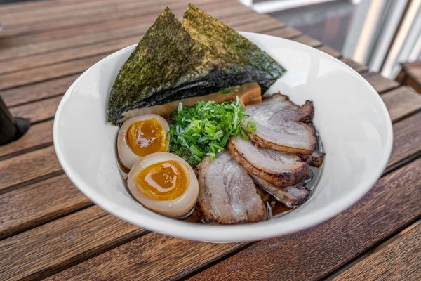 Quels sont les conseils pour une soupe miso traditionnelle avec du tofu et des algues ?