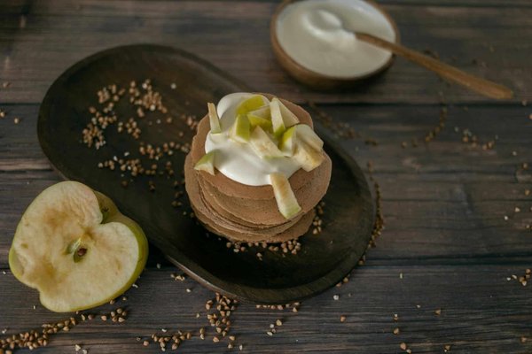 Quelle est la méthode pour préparer des crêpes bretonnes au sarrasin avec une garniture savoureuse ?